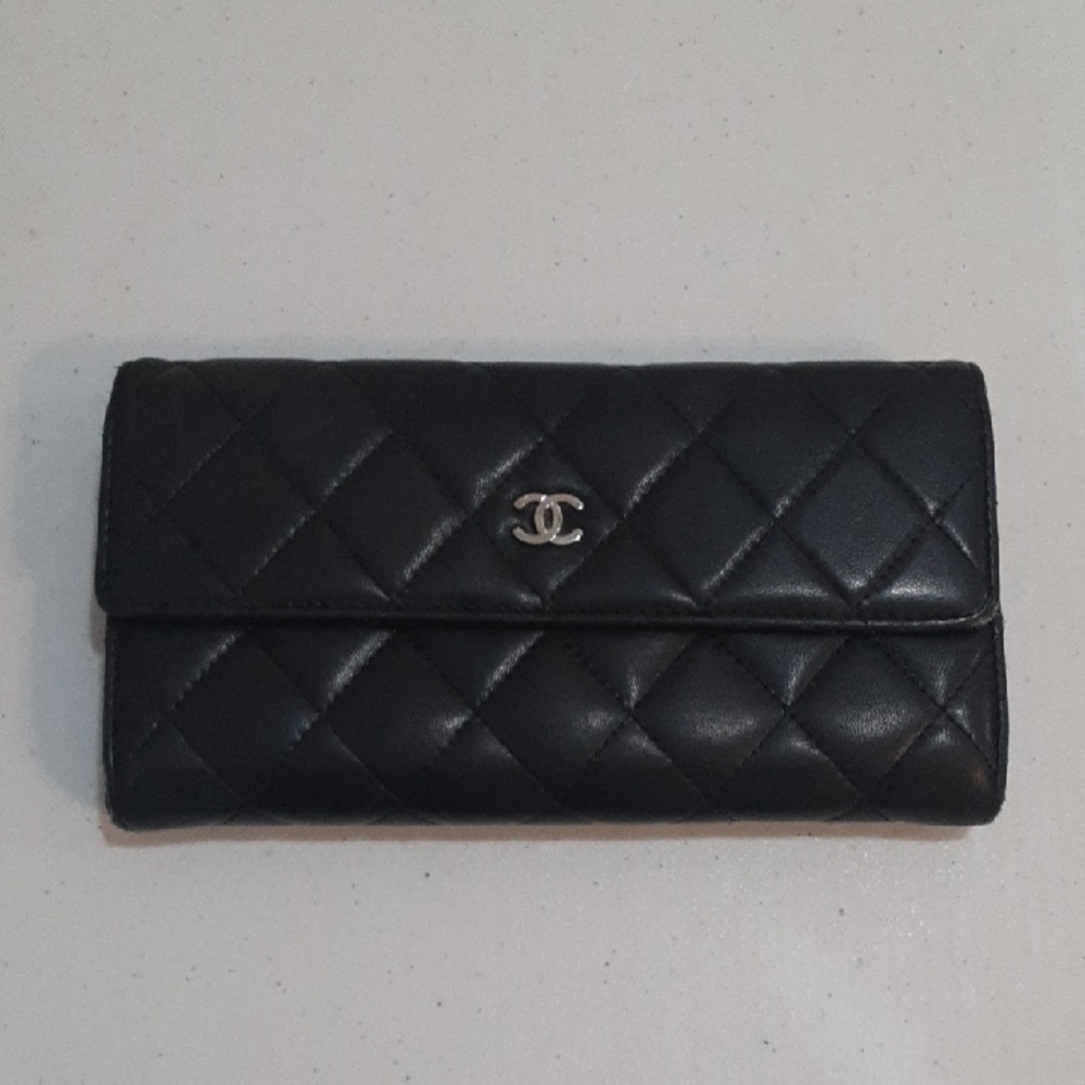 CHANEL Black Quilted Leather Wallet